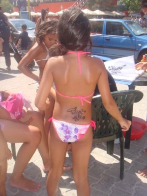 Staţiunea Mamaia, ticsită de turişti şi maşini parcate peste tot